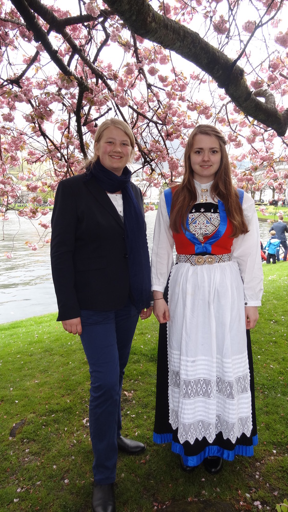 Austauschschülerinnen am norwegischen Nationalfeiertag